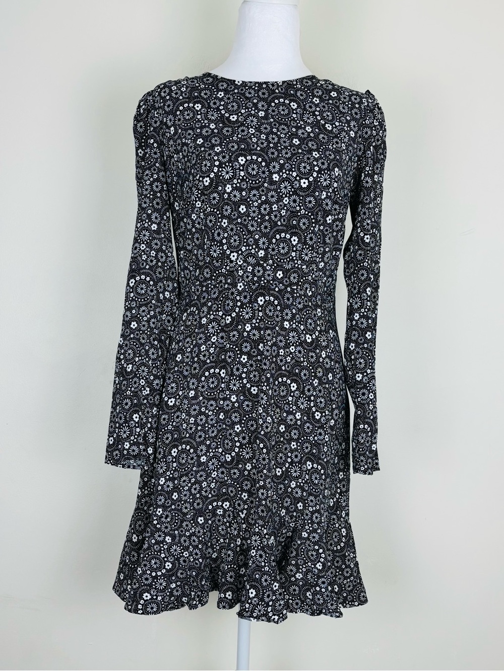 Boden black white floral slight puff sleeve knee length dress. Size 4